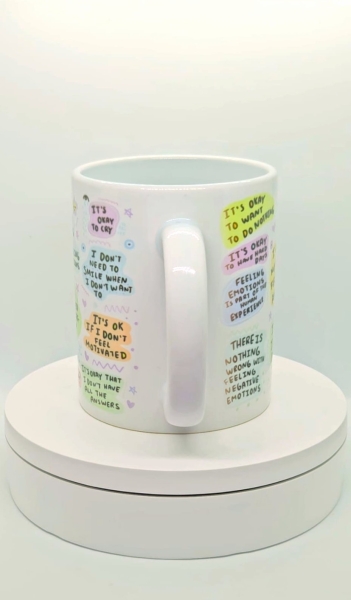 Weiße Keramiktasse mit farbenfrohem Design und der Aufschrift „My Mental Health Cup“. Die Tasse ist mit positiven und motivierenden Affirmationen wie „I am allowed to have bad days“ und „There is nothing wrong with having anxiety“ verziert. Ideal als Gesc